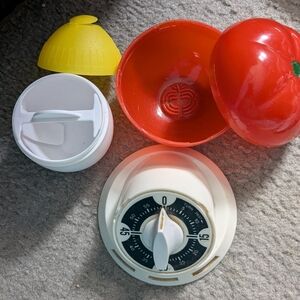 Tomato-Shaped Kitchen Timer with Yellow Lid